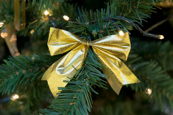 Χρυσό πλώρη για διακόσμηση δέντρο έλατου Χριστουγέννων — Φωτογραφία Αρχείου