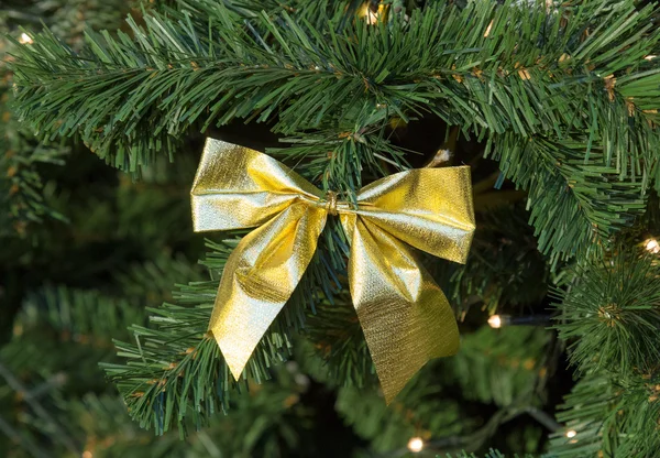 Zlatý luk na jedle vánoční strom dekorace — Stock fotografie