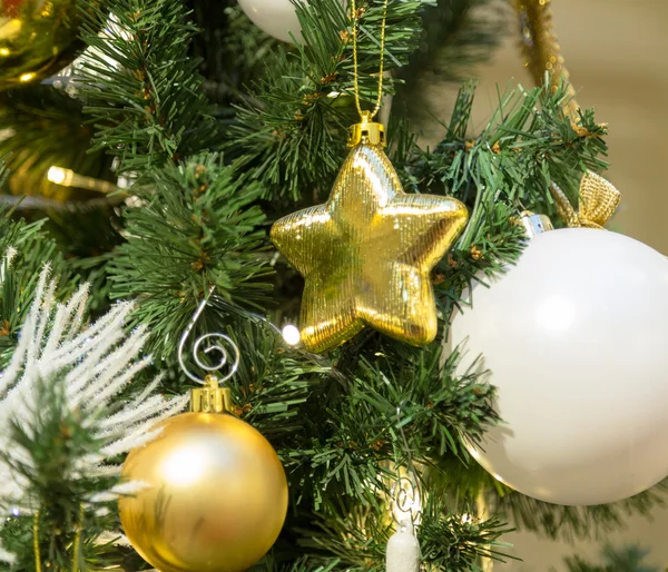Decoraciones de Navidad en el abeto ramas —  Fotos de Stock