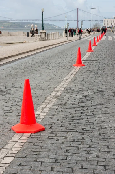 Linha de tráfego cone na estrada — Fotografia de Stock