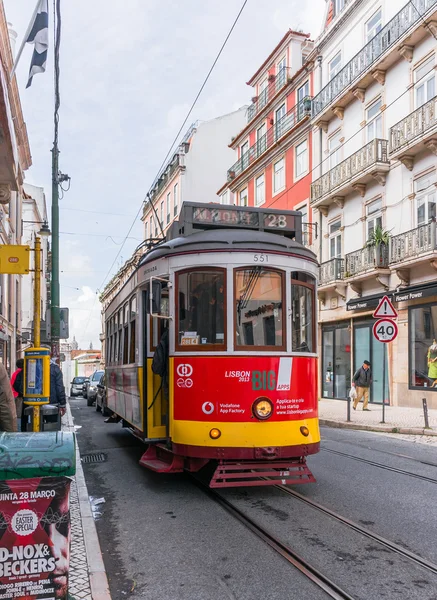 Storico tram giallo di fronte alla Lisbona — Foto Stock