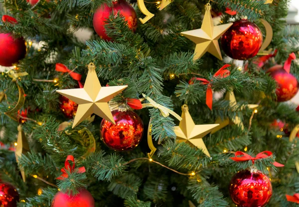 Kerstversiering op de takken spar — Stockfoto