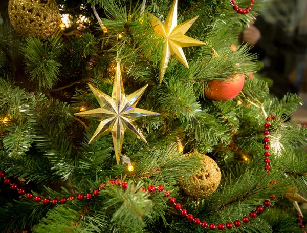 Рождественские украшения на ветвях ели — стоковое фото