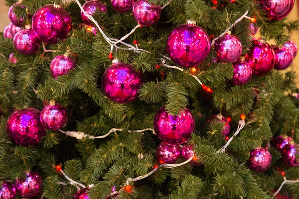 Weihnachtsschmuck auf den Tannenzweigen — Stockfoto