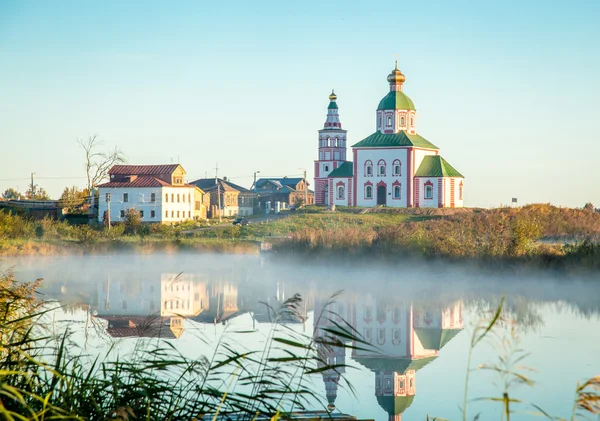 Ortodoxa kyrkan nära river - Suzdal Ryssland — Stockfoto