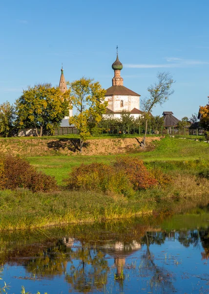 Cerkiew w pobliżu rzeki - Rosja Suzdal — Zdjęcie stockowe