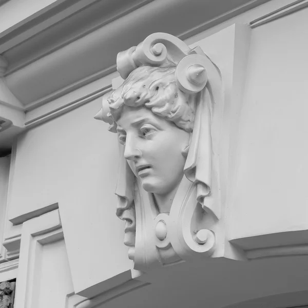 Estátua decorativa de uma mulher na fachada — Fotografia de Stock