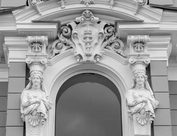 Statue décorative d'une femme sur la façade — Photo