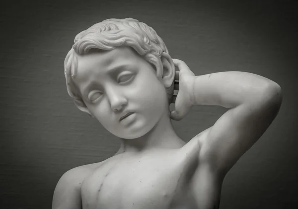 Cabeça de mármore de belo menino realizado em pedra — Fotografia de Stock