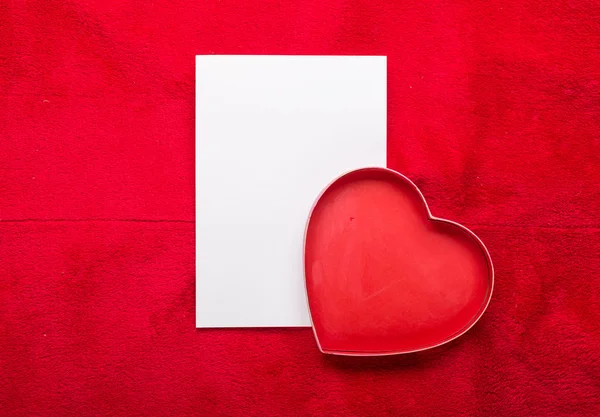 День святого Валентина фон с бумажной картой на красный — стоковое фото