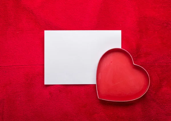 Fondo de San Valentín con tarjeta de papel en rojo —  Fotos de Stock