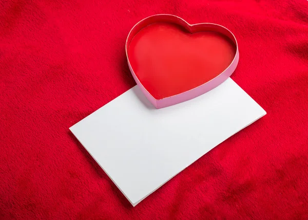 Fondo de San Valentín con tarjeta de papel en rojo —  Fotos de Stock