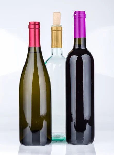 Tři láhve vína izolovaných na bílém pozadí — Stock fotografie