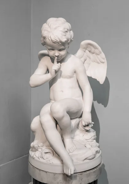 Bir ayağı üzerinde oturan genç ve üzgün melek — Stok fotoğraf