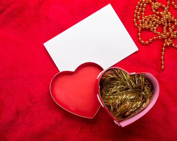 День святого Валентина фон с бумажной картой на красный — стоковое фото