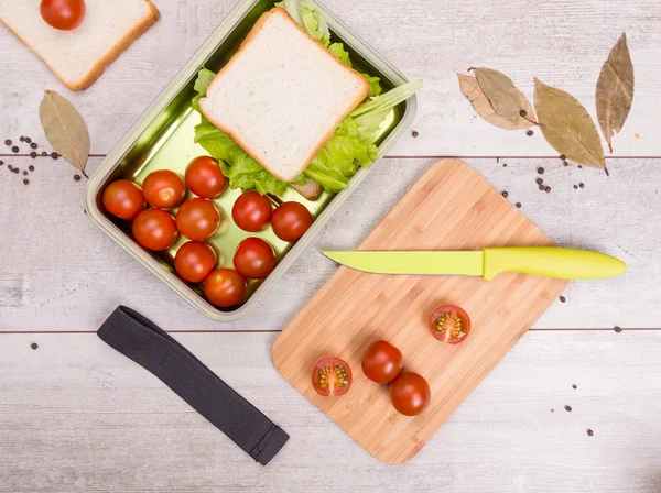 Gesundes Frühstück mit Tomaten und Salat — Stockfoto