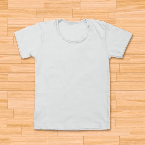 T-shirt blanc vierge sur bureau en bois foncé — Photo