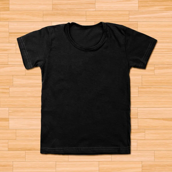 T-shirt blanc noir sur fond bois — Photo