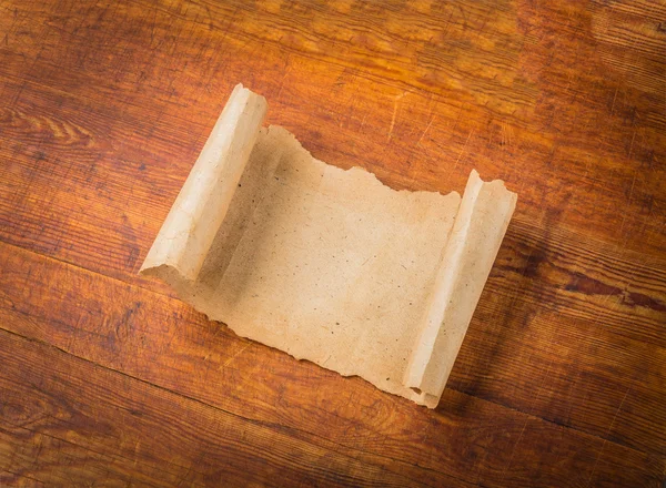 Primer plano de papel de nota grunge sobre madera — Foto de Stock