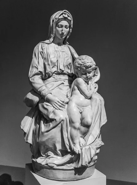 Vieille statue d'une femme souffrante avec enfant — Photo