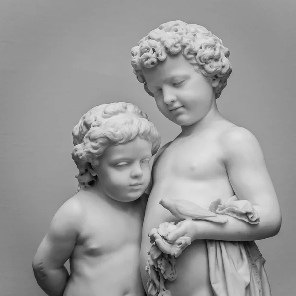 Escultura de mármore de menina e menino — Fotografia de Stock