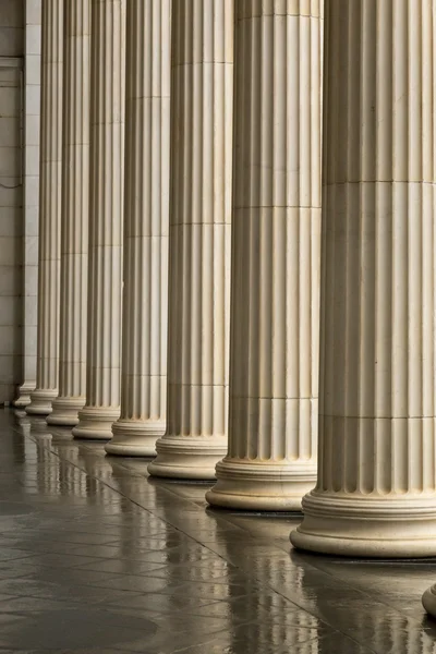 Много старых греческих колонн с отражением — стоковое фото
