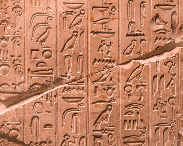 Egyptiske hieroglyfer på veggen – stockfoto