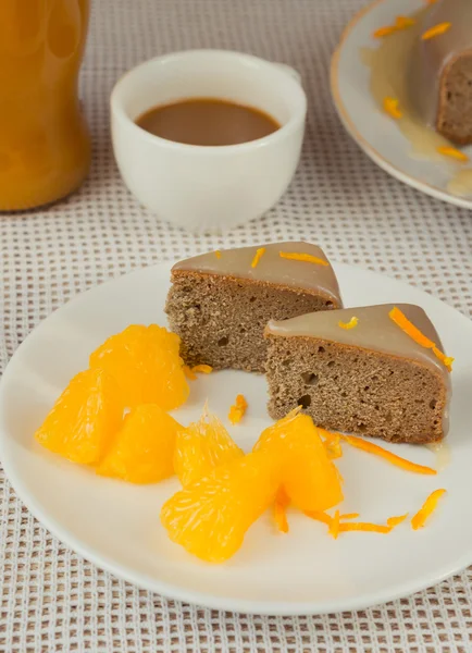 Gâteau orange sur l'assiette — Photo
