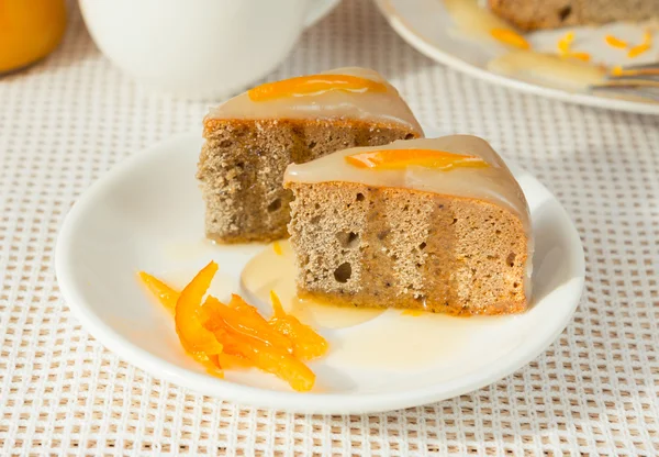 Tort pomarańczowy na talerzu — Zdjęcie stockowe