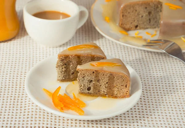 Bolo de laranja no prato — Fotografia de Stock