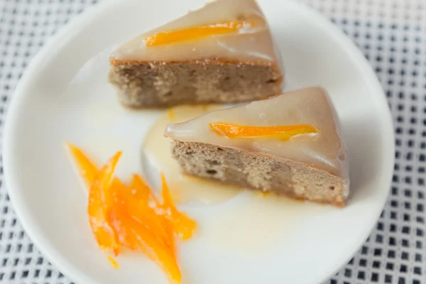 Gâteau orange sur l'assiette — Photo