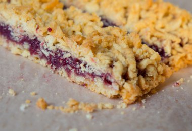 Ahududu dilimleri parçalamak