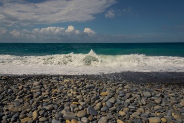 Karadeniz ve bulutlar gökyüzü üzerinde