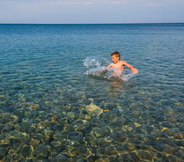 Dalgalar halinde oynayan çocuk