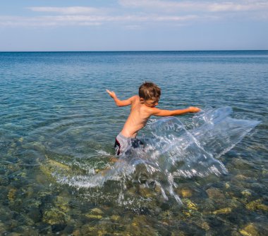 Dalgalar halinde oynayan çocuk