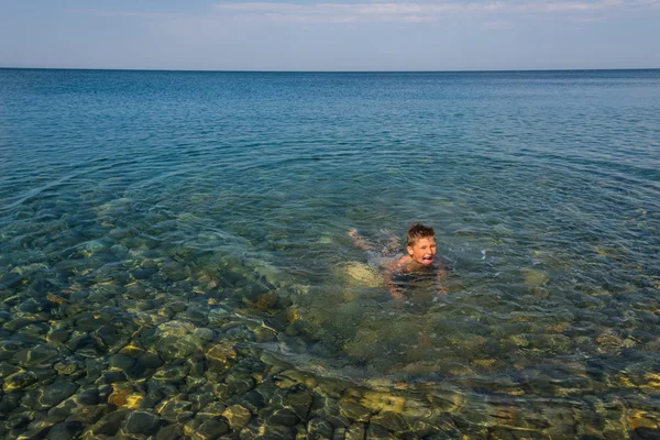 The child on the sea — Stock Photo, Image