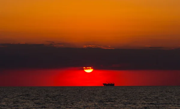 Puesta de sol roja en el mar — Foto de Stock