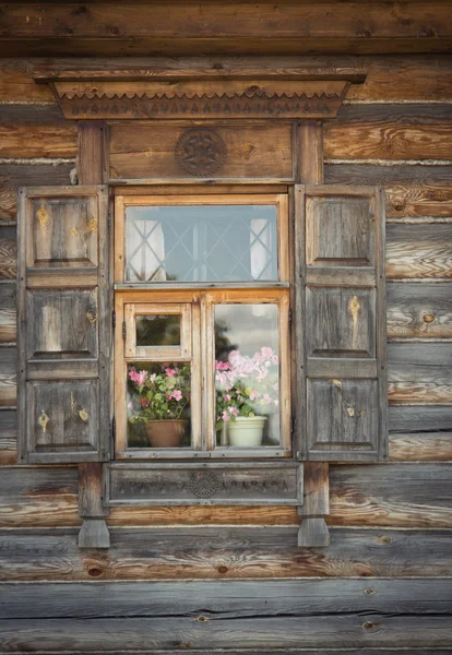 Oude houten venster — Stockfoto