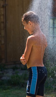 Duş altında oğlan 