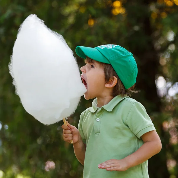 Boy wit candyfloss — Stock Photo, Image