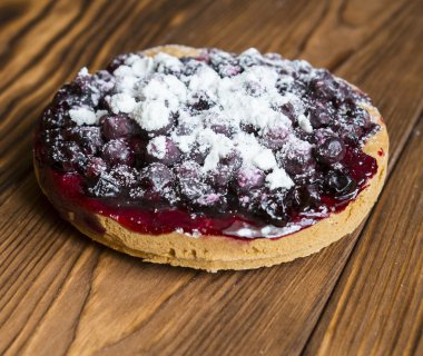 Blackcurrant tart ahşap tablo