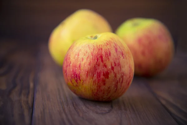 Manzanas sobre fondo de madera — Foto de Stock