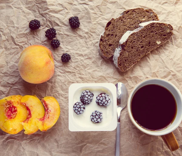 Frutas frescas, iogurte e café no café da manhã — Fotografia de Stock