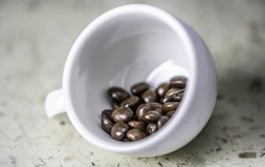 Fincanda kahve çekirdekleri, seçici odaklanma.. 