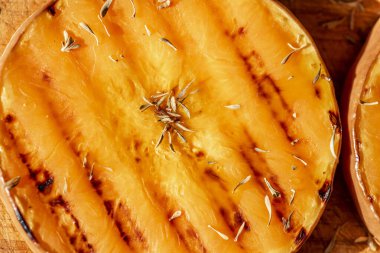 Baharatlı ve otlu ızgara balkabağı, vejetaryen yemeği. Sağlıklı yaşam tarzı kavramı