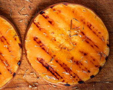 Baharatlı ve otlu ızgara balkabağı, vejetaryen yemeği. Sağlıklı yaşam tarzı kavramı