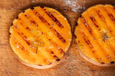 Baharatlı ve otlu ızgara balkabağı, vejetaryen yemeği. Sağlıklı yaşam tarzı kavramı