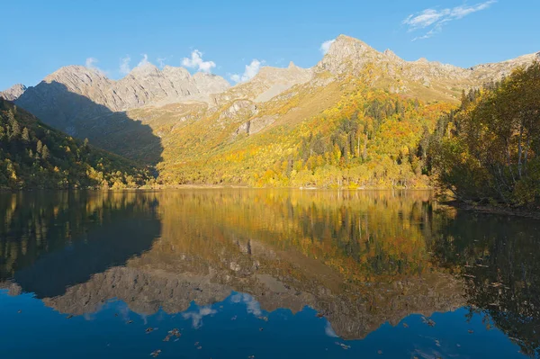 Dağlarda Kardyvach Gölü Kafkas Rezervi Rusya — Stok fotoğraf