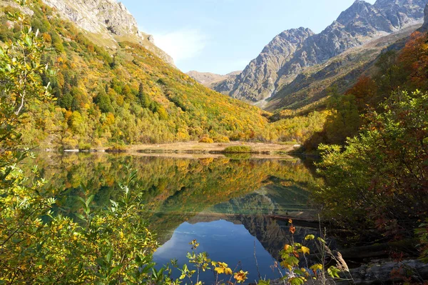 Jezioro Kardyvach Górach Rezerwat Kaukaski Rosja — Zdjęcie stockowe
