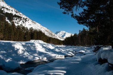 Kafkas bölgesindeki dağ manzarası, Baksan nehri.
